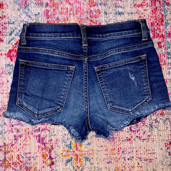 Harper- Medium wash Destructed Shorts W/ Floral Pocket Detailing- Size 25- EUC - Picture 7 of 8